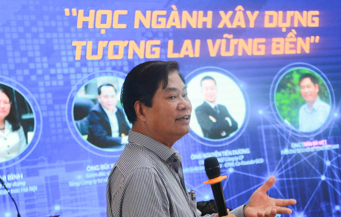 Ông Trần Bá Việt chia sẻ tại buổi toạ đàm. (Ảnh: Mạnh Đoàn) toa-dam-hoc-nganh-xay-dung-tuong-lai-vung-ben-HAU (4).jpg