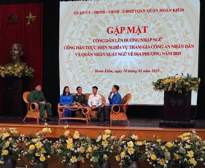 Anh Phạm Trung Anh trong buổi gặp mặt công dân lên đường nhập ngũ do quận Hoàn Kiếm tổ chức. (Ảnh: NVCC) pham-trung-anh (1).jpg