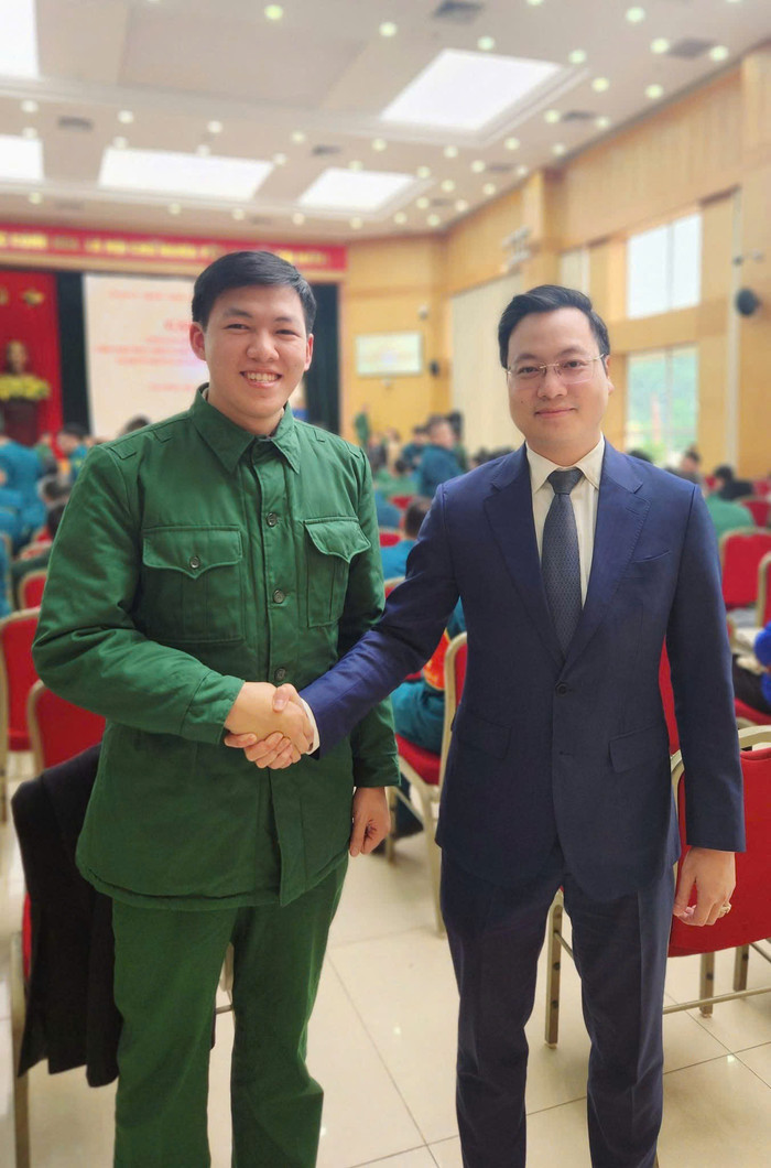 Anh Phạm Trung Anh chụp ảnh với Phó Bí thư Thành Đoàn Hà Nội Trần Quang Hưng. (Ảnh: NVCC) pham-trung-anh (3).jpg