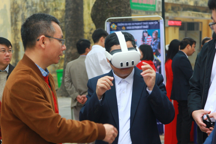 gdvn_hoi-nghi-cong-tac-huong-nghiep-tuyen-sinh-dai-hoc-cao-dang-nam-2025-truong-dai-hoc-su-pham-ky-thuat-hung-yen (5).JPG