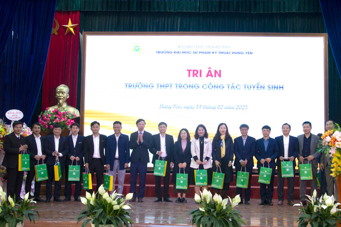 gdvn_hoi-nghi-cong-tac-huong-nghiep-tuyen-sinh-dai-hoc-cao-dang-nam-2025-truong-dai-hoc-su-pham-ky-thuat-hung-yen (1)2.jpg