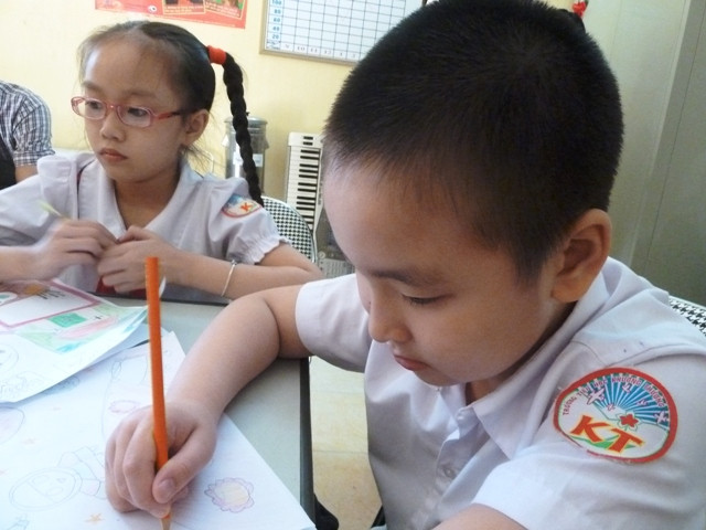 Tham gia CLB Cọ Nhí từ lớp 1, Nguyễn Thành Nam có năng khiếu vẽ, rất sáng tạo trong tư duy đề tài, cách vẽ. Thành Nam cũng đã từng giành giải Nhất cuộc thi Vẽ tranh toàn quốc năm 2010. Được nghe những câu chuyện về hoàn cảnh các bạn phải chữa bệnh trong bệnh viện, không được vui chơi, đi học, Thành Nam nói rất thương và muốn chia sẻ để các bạn bạn bớt đau. Tham gia CLB Cọ Nhí từ lớp 1, Nguyễn Thành Nam có năng khiếu vẽ, rất sáng tạo trong tư duy đề tài, cách vẽ. Thành Nam cũng đã từng giành giải Nhất cuộc thi Vẽ tranh toàn quốc năm 2010. Được nghe những câu chuyện về hoàn cảnh các bạn phải chữa bệnh trong bệnh viện, không được vui chơi, đi học, Thành Nam nói rất thương và muốn chia sẻ để các bạn bạn bớt đau.