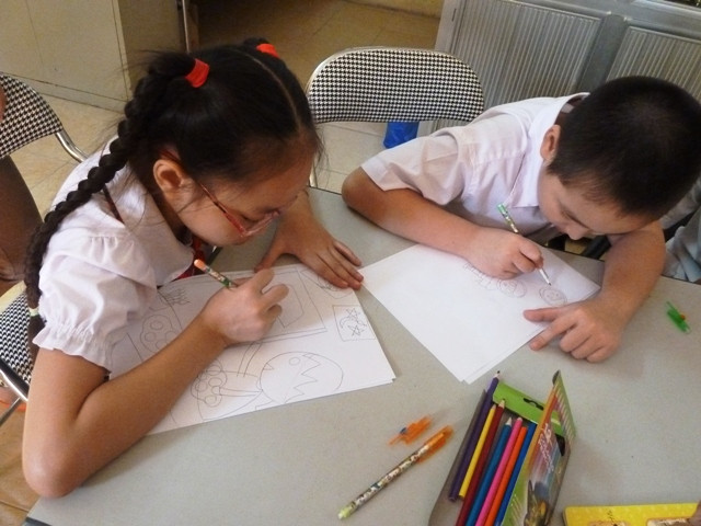 Ngay buổi lễ phát động, 2 học sinh trong CLB Cọ Nhí của trường, Nguyễn Thành Nam (HS lớp 4E) và Lê Thị Hồng Anh (HS lớp 4A) hào hứng vẽ tranh tham gia cuộc thi. Thích vẽ từ nhỏ, bé Hồng Anh vào CLB được 2 năm và giành được rất nhiều giải thưởng từ các cuộc thi vẽ như giải Vàng Cuộc thi Triển lãm tranh thiếu nhi toàn quốc (2011) và giải khuyến khích cuộc thi “Ý tưởng trẻ thơ”. Với chủ đề: “Con muốn làm họa sỹ”, Hồng Anh mong muốn các bạn bệnh nhi sẽ chóng khỏi bệnh và trở về bên gia đình. Ngay buổi lễ phát động, 2 học sinh trong CLB Cọ Nhí của trường, Nguyễn Thành Nam (HS lớp 4E) và Lê Thị Hồng Anh (HS lớp 4A) hào hứng vẽ tranh tham gia cuộc thi. Thích vẽ từ nhỏ, bé Hồng Anh vào CLB được 2 năm và giành được rất nhiều giải thưởng từ các cuộc thi vẽ như giải Vàng Cuộc thi Triển lãm tranh thiếu nhi toàn quốc (2011) và giải khuyến khích cuộc thi “Ý tưởng trẻ thơ”. Với chủ đề: “Con muốn làm họa sỹ”, Hồng Anh mong muốn các bạn bệnh nhi sẽ chóng khỏi bệnh và trở về bên gia đình.