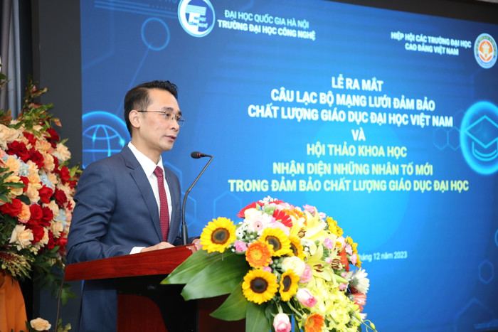 Giáo sư Chử Đức Trình phát biểu tại buổi lễ.