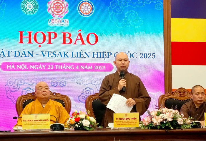 Thượng toạ Thích Đức Thiện - Phó Chủ tịch, Tổng thư ký Hội đồng trị sự, Giáo hội Phật giáo Việt Nam; Phó Chủ tịch, Tổng thư ký Đại lễ Vesak Liên Hợp Quốc 2025, Trưởng ban nội dung Đại lễ Vesak Liên Hợp Quốc 2025 thông tin về việc cung rước Xá lợi Phật từ Ấn Độ về Việt Nam. ghpgvn-dai-le-vesak-2025-xa-loi-phat.JPG