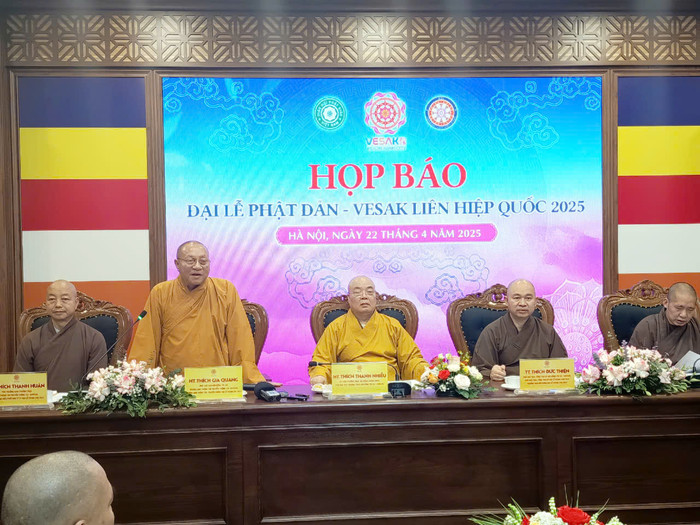 Hoà thượng Thích Gia Quang - Phó Chủ tịch Hội đồng trị sự, Trưởng ban Thông tin Truyền thông Trung ương, Giáo hội Phật giáo Việt Nam, Trưởng ban thông tin truyền thông Đại lễ Vesak Liên Hợp Quốc 2025 phát biểu tại buổi họp báo. dai-le-vesak-2025.jpg