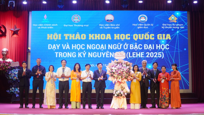 Toàn cảnh Hội thảo khoa học quốc gia, dạy và học ngoại ngữ ở bậc đại học trong kỷ nguyên số. HAN02392.JPG