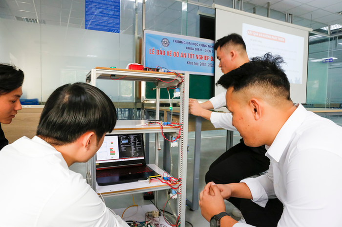 Sinh viên Khoa Điện - Điện tử bảo vệ đồ án tốt nghiệp. bao-ve-do-an-tot-nghiep-khoa-dien-dien-tu.png