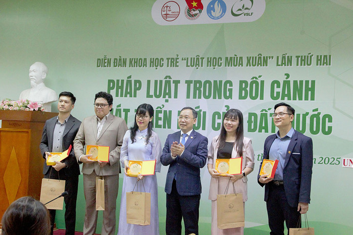 Các thành viên Ban giám khảo nhận kỷ niệm chương và chụp ảnh lưu niệm. truong-dai-hoc-luat-dai-hoc-quoc-gia-ha-noi-luat-hoc-mua-xua (3).jpg