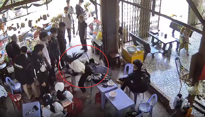 Nữ sinh mặc Trường Trung học phổ thông Hòa Bình đánh nữ sinh Trường Trung học cơ sở Nhơn Hạnh. (Ảnh: cắt từ clip) hoc-sinh-truong-thcs-nhon-hanh-bi-hoc-sinh-thpt-hoa-binh-danh3.jpg