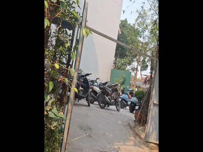 Khu bãi để xe của trung tâm có hàng chục phương tiện gửi vào buổi sáng. gdvn_trung-tam-boi-duong-van-hoa-bach-khoa-to-chuc-cho-giao-vien-day-them-hoc-sinh-chinh-khoa.jpg