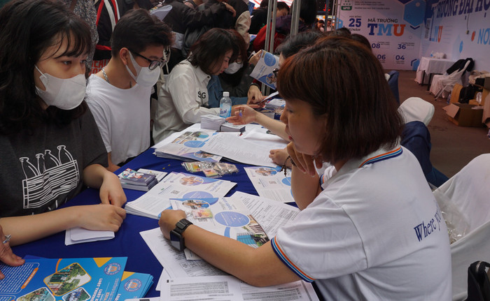 Năm 2023, Trường Đại học Thương Mại tăng thêm 500 chỉ tiêu và bổ sung thêm 6 chương trình đào tạo mới. Ảnh: Nguyên Phương Năm 2023, Trường Đại học Thương Mại tăng thêm 500 chỉ tiêu và bổ sung thêm 6 chương trình đào tạo mới. Ảnh: Nguyên Phương