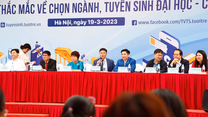 Ban tư vấn tuyển sinh – hướng nghiệp giải đáp thắc mắc về tuyển sinh đại học và các ngành học cho phụ huynh, học sinh. Ảnh: Nguyên Phương