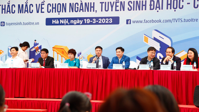 Ban tư vấn tuyển sinh – hướng nghiệp giải đáp thắc mắc về tuyển sinh đại học và các ngành học cho phụ huynh, học sinh. Ảnh: Nguyên Phương