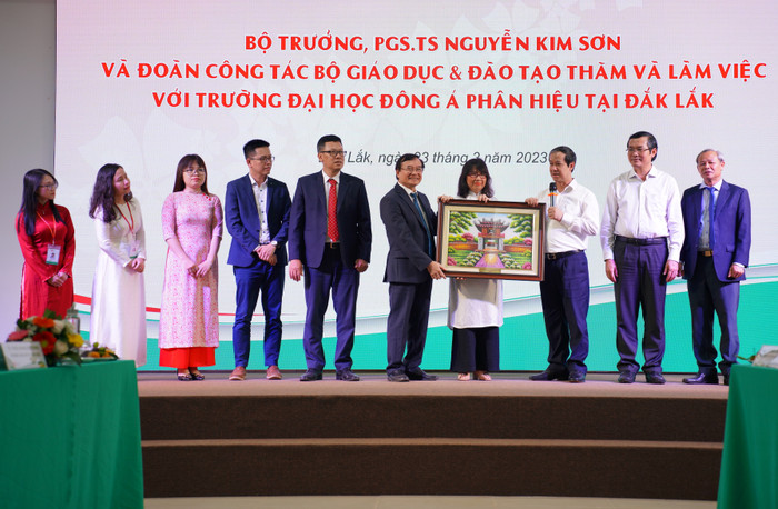 Bộ trưởng Nguyễn Kim Sơn trao tặng món quà kỷ niệm cho Trường Đại học Đông Á.