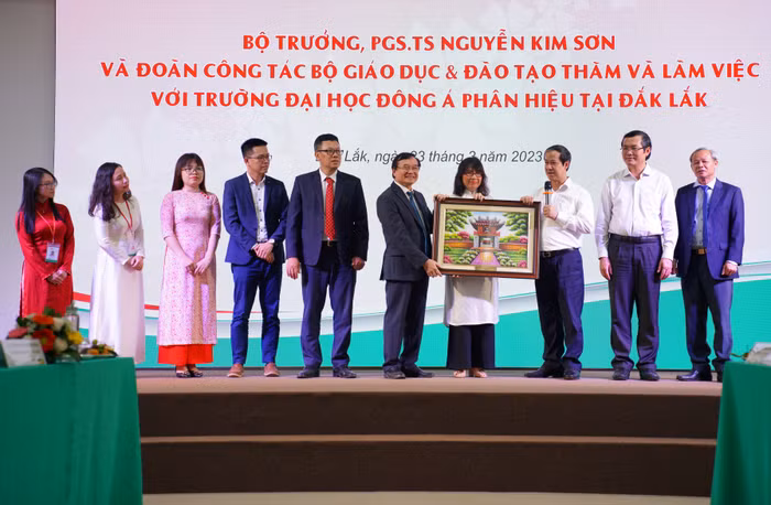 Bộ trưởng Nguyễn Kim Sơn trao tặng món quà kỷ niệm cho Trường Đại học Đông Á.