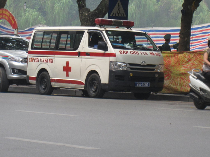 Lực lượng cứu hộ được bố trí tại các trận địa để đảm bảo an toàn cho khu vực bắn pháo hoa Lực lượng cứu hộ được bố trí tại các trận địa để đảm bảo an toàn cho khu vực bắn pháo hoa