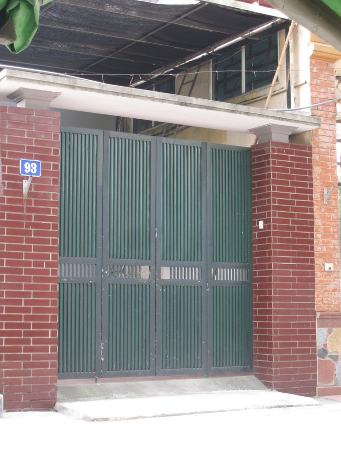 Ngôi nhà nhỏ vẫn đóng kín cửa nơi ông Chiêm và gia đình cư trú Ngôi nhà nhỏ vẫn đóng kín cửa nơi ông Chiêm và gia đình cư trú