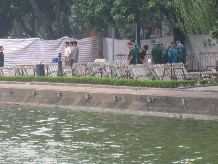 Các chiến sĩ thuộc Bộ Tư Lệnh Thủ Đô đang hoàn thành công việc lắp dàn ống dẫn pháo hoa Các chiến sĩ thuộc Bộ Tư Lệnh Thủ Đô đang hoàn thành công việc lắp dàn ống dẫn pháo hoa