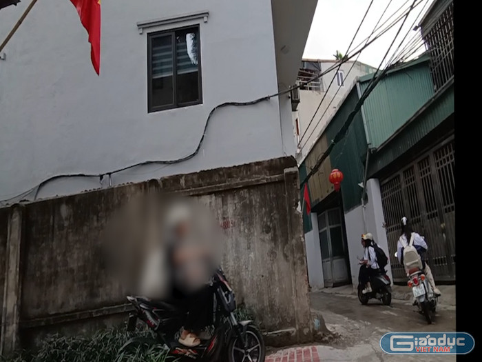 Học sinh học thêm môn Văn của lớp cô Th. tan học. gdvn_gv-thpt-ngo-thi-nham-day-them-hoc-sinh-chinh-khoa (6)4.jpg