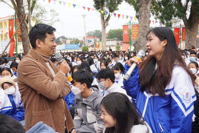 Các em học sinh cùng giao lưu, trò chuyện với anh Chánh Văn về câu chuyện chọn ngành, chọn nghề. Ảnh: Nguyên Phương Các em học sinh cùng giao lưu, trò chuyện với anh Chánh Văn về câu chuyện chọn ngành, chọn nghề. Ảnh: Nguyên Phương