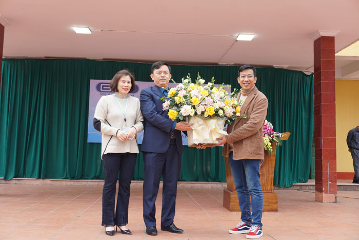 Lãnh đạo Trường Trung học phổ thông Phú Bình gửi lời cảm ơn đến Nhà văn Hoàng Anh Tú và Tạp chí điện tử Giáo dục Việt Nam. Ảnh: Nguyên Phương Lãnh đạo Trường Trung học phổ thông Phú Bình gửi lời cảm ơn đến Nhà văn Hoàng Anh Tú và Tạp chí điện tử Giáo dục Việt Nam. Ảnh: Nguyên Phương