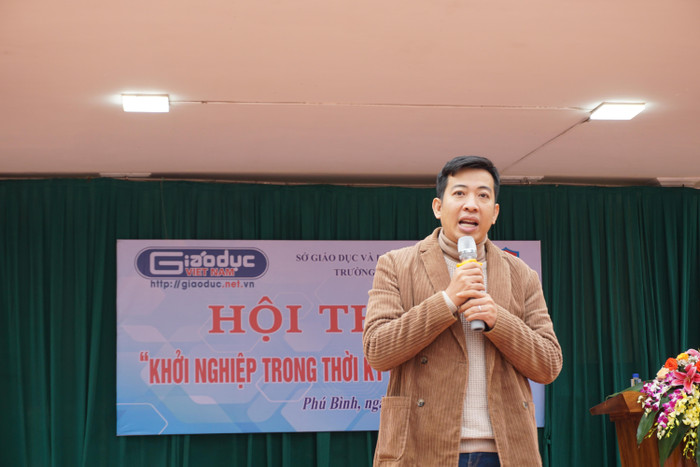 Anh Chánh Văn mang đến những câu chuyện và chia sẻ thú vị cho các em học sinh. Ảnh: Nguyên Phương Anh Chánh Văn mang đến những câu chuyện và chia sẻ thú vị cho các em học sinh. Ảnh: Nguyên Phương