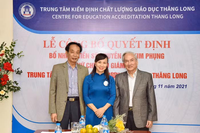 Nhà giáo Nhân dân, Giáo sư-Tiến sĩ Nguyễn Đức Chính (ngoài cùng bên trái). Ảnh: NVCC