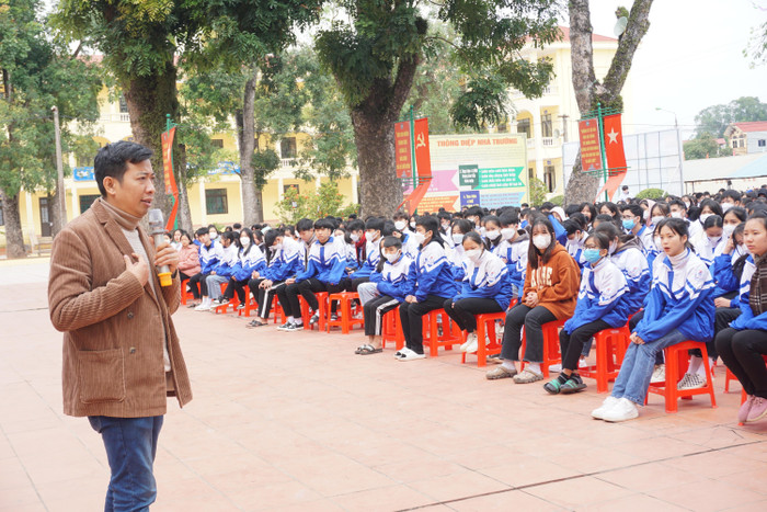 Với lối trò chuyện cởi mở cùng những câu chuyện thú vị, anh Chánh Văn đã dành trọn cảm tình của các em học sinh. Ảnh: Nguyên Phương Với lối trò chuyện cởi mở cùng những câu chuyện thú vị, anh Chánh Văn đã dành trọn cảm tình của các em học sinh. Ảnh: Nguyên Phương