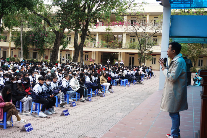 Nhà văn Hoàng Anh Tú chia sẻ, trước sự thay đổi của cuộc cách mạng công nghiệp 4.0, các em học sinh phải chuẩn bị hành trang để trở thành những công dân toàn cầu. Ảnh: Nguyên Phương Nhà văn Hoàng Anh Tú chia sẻ, trước sự thay đổi của cuộc cách mạng công nghiệp 4.0, các em học sinh phải chuẩn bị hành trang để trở thành những công dân toàn cầu. Ảnh: Nguyên Phương