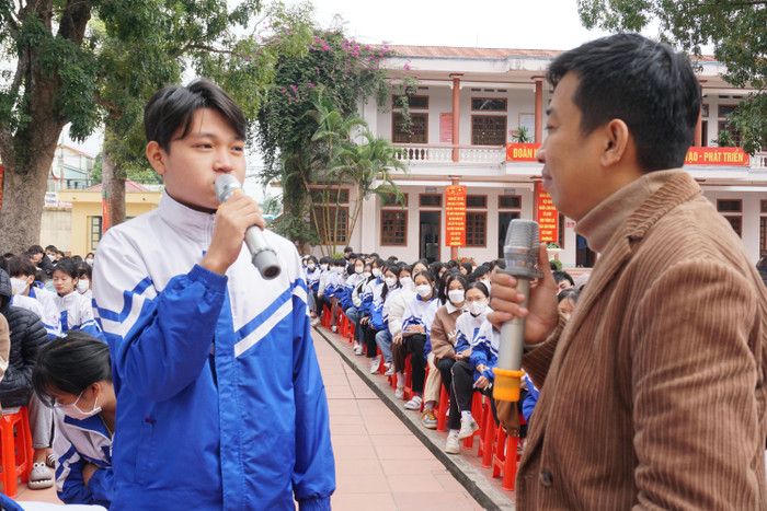 Học sinh Nguyễn Văn An chia sẻ về tình yêu thương giữa bạn bè và những lời nhắn gửi đến các em khóa dưới. Ảnh: Nguyên Phương Học sinh Nguyễn Văn An chia sẻ về tình yêu thương giữa bạn bè và những lời nhắn gửi đến các em khóa dưới. Ảnh: Nguyên Phương