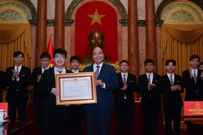 Chủ tịch nước Nguyễn Xuân Phúc trao tặng Huân chương lao động cho các em học sinh. Ảnh: Bộ Giáo dục và Đào tạo Chủ tịch nước Nguyễn Xuân Phúc trao tặng Huân chương lao động cho các em học sinh. Ảnh: Bộ Giáo dục và Đào tạo