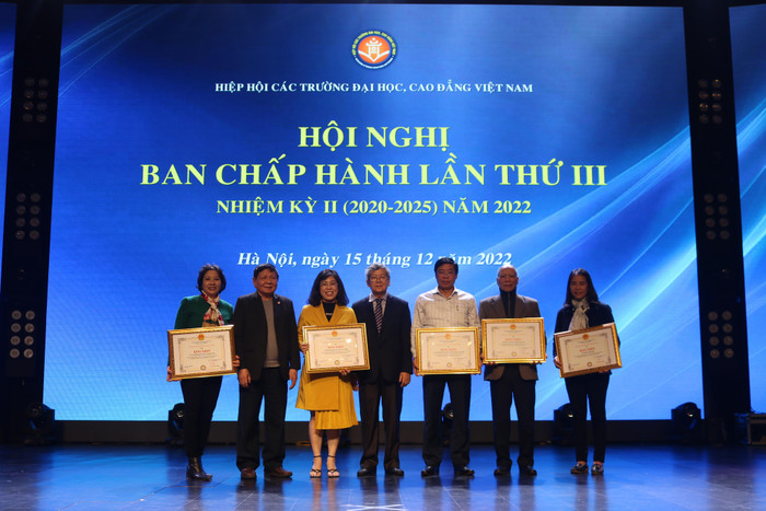 Các đơn vị, tổ chức được Hiệp hội trao tặng Bằng khen vì đã có thành tích xuất sắc trong năm 2022. (Ảnh: Doãn Nhàn) Các đơn vị, tổ chức được Hiệp hội trao tặng Bằng khen vì đã có thành tích xuất sắc trong năm 2022. (Ảnh: Doãn Nhàn)