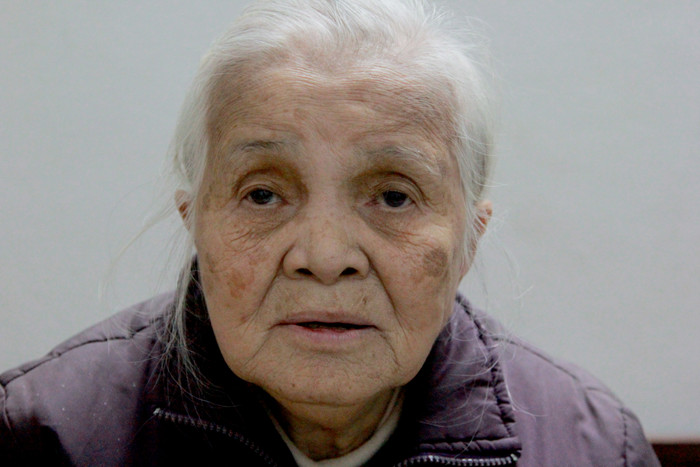 Bà Nam chia sẻ, đối với lớp học dạy trẻ khuyết tật trong 23 năm (năm 1997 đến năm 2020), bà đều dạy miễn phí. Khi tuổi cao, không tự đi xe đến lớp được, bà bỏ tiền túi ra để thuê xe ôm chở bà đến lớp dạy học. (Ảnh: Mạnh Đoàn)