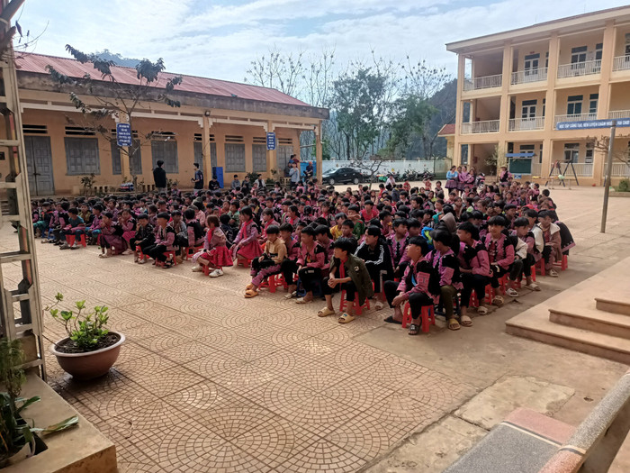 Học sinh Trường Tiểu học và Trung học cơ sở Hang Kia B. (Ảnh: NVCC) Học sinh Trường Tiểu học và Trung học cơ sở Hang Kia B. (Ảnh: NVCC)