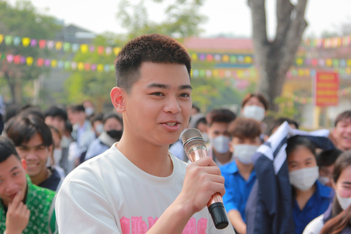 Trong phần trò chuyện với học sinh, nam sinh Tùng Dương tạo ra tiếng cười cho mọi người, xoá đi khoảng cách rụt rè của các bạn. (Ảnh: Mạnh Đoàn) Trong phần trò chuyện với học sinh, nam sinh Tùng Dương tạo ra tiếng cười cho mọi người, xoá đi khoảng cách rụt rè của các bạn. (Ảnh: Mạnh Đoàn)