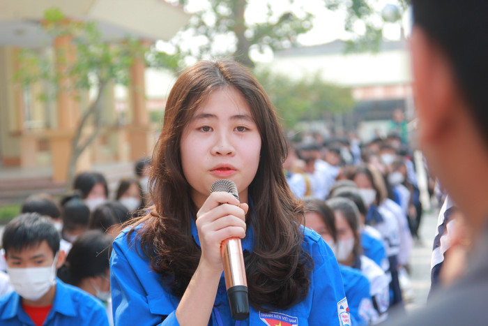 Nữ sinh Hồng Loan đặt câu hỏi cho diễn giả. (Ảnh: Mạnh Đoàn) Nữ sinh Hồng Loan đặt câu hỏi cho diễn giả. (Ảnh: Mạnh Đoàn)