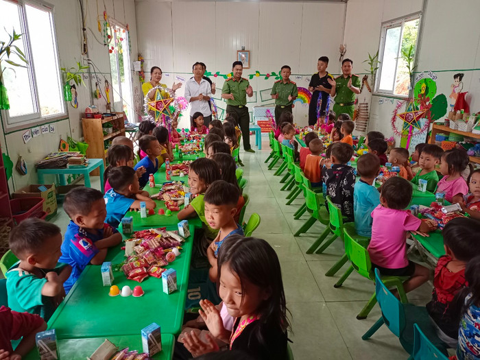 Cô Tình (ngoài cùng phía bên trái) cùng các chiến sĩ công an tỉnh Lai Châu tổ chức trung thu cho các học sinh mầm non tại điểm trường. (Ảnh: NVCC) Cô Tình (ngoài cùng phía bên trái) cùng các chiến sĩ công an tỉnh Lai Châu tổ chức trung thu cho các học sinh mầm non tại điểm trường. (Ảnh: NVCC)