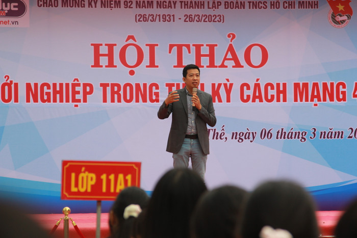 Diễn giả Hoàng Anh Tú chia sẻ với học sinh. (Ảnh: Mạnh Đoàn) Diễn giả Hoàng Anh Tú chia sẻ với học sinh. (Ảnh: Mạnh Đoàn)