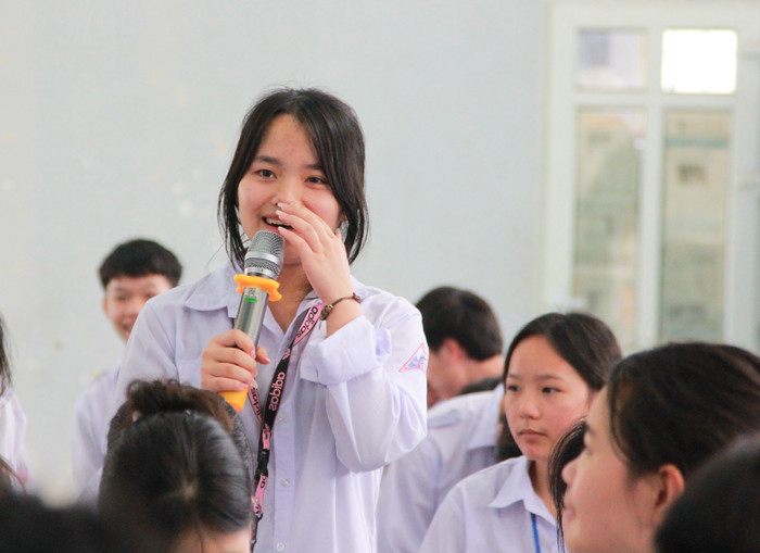 Trước câu hỏi của nữ sinh Trịnh Hương Thảo (lớp 10D) về việc các bạn trẻ nên khởi nghiệp hay đi làm thuê, chuyên gia Hoàng Anh Tú chia sẻ đây là điều mà ông rất muốn nói với mọi người. "Nếu chúng ta đi làm thuê và có tay nghề, trình độ chuyên môn xuất sắc, chúng ta vẫn có thể có cuộc sống khá giả. Còn đối với khởi nghiệp, chúng ta cần phải có kiến thức, kinh nghiệm và trải nghiệm, chứ không phải chỉ cần có nhiều vốn là thành công. Vì vậy tôi mong rằng trước khi các bạn ra trường khởi nghiệp, hãy đi làm thuê để lấy kinh nghiệm, trải nghiệm để có sự hiểu biết", diễn giả chia sẻ. (Ảnh: Mạnh Đoàn) Trước câu hỏi của nữ sinh Trịnh Hương Thảo (lớp 10D) về việc các bạn trẻ nên khởi nghiệp hay đi làm thuê, chuyên gia Hoàng Anh Tú chia sẻ đây là điều mà ông rất muốn nói với mọi người. "Nếu chúng ta đi làm thuê và có tay nghề, trình độ chuyên môn xuất sắc, chúng ta vẫn có thể có cuộc sống khá giả. Còn đối với khởi nghiệp, chúng ta cần phải có kiến thức, kinh nghiệm và trải nghiệm, chứ không phải chỉ cần có nhiều vốn là thành công. Vì vậy tôi mong rằng trước khi các bạn ra trường khởi nghiệp, hãy đi làm thuê để lấy kinh nghiệm, trải nghiệm để có sự hiểu biết", diễn giả chia sẻ. (Ảnh: Mạnh Đoàn)