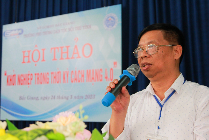 Kết thúc hội thảo, thầy Đỗ Phi Liên (Phó Hiệu trưởng nhà trường) đã dành lời cảm ơn đến Tạp chí điện tử Giáo dục Việt Nam và phóng viên, diễn giả đã mang lại một buổi chia sẻ rất hữu ích đối với các em học sinh. (Ảnh: Mạnh Đoàn) Kết thúc hội thảo, thầy Đỗ Phi Liên (Phó Hiệu trưởng nhà trường) đã dành lời cảm ơn đến Tạp chí điện tử Giáo dục Việt Nam và phóng viên, diễn giả đã mang lại một buổi chia sẻ rất hữu ích đối với các em học sinh. (Ảnh: Mạnh Đoàn)