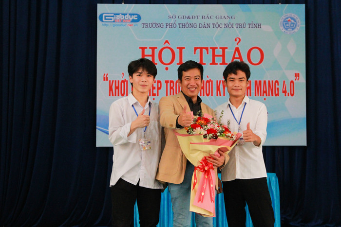 Nhiều bạn học sinh lên sân khấu chụp ảnh cùng diễn giả. (Ảnh: Mạnh Đoàn) Nhiều bạn học sinh lên sân khấu chụp ảnh cùng diễn giả. (Ảnh: Mạnh Đoàn)