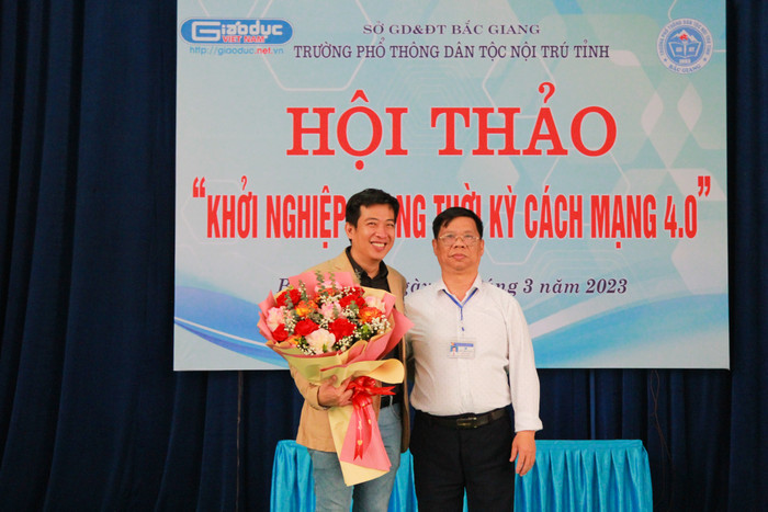 Thầy Đỗ Phi Liên đại diện nhà trường trao tặng hoa và chụp ảnh lưu niệm với diễn giả. (Ảnh: Mạnh Đoàn) Thầy Đỗ Phi Liên đại diện nhà trường trao tặng hoa và chụp ảnh lưu niệm với diễn giả. (Ảnh: Mạnh Đoàn)