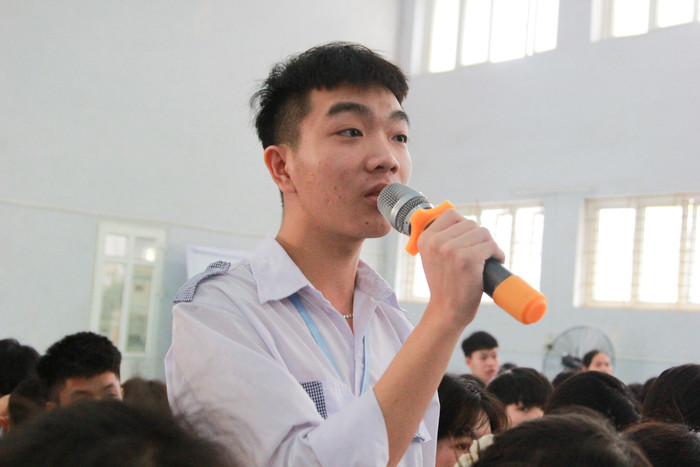 Nam sinh Vi Nhật Minh (lớp 11D) hai lần xung phong để đặt câu hỏi với diễn giả về việc làm. Vi Nhật Minh rất thích thú với sự chia sẻ thẳng thắn của diễn giả. (Ảnh: Mạnh Đoàn) Nam sinh Vi Nhật Minh (lớp 11D) hai lần xung phong để đặt câu hỏi với diễn giả về việc làm. Vi Nhật Minh rất thích thú với sự chia sẻ thẳng thắn của diễn giả. (Ảnh: Mạnh Đoàn)