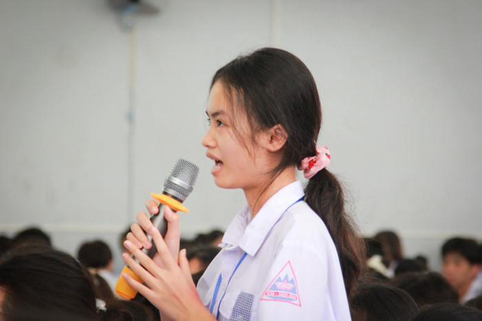 Nữ sinh Hứa Thị Thảo (lớp 10D) đặt câu hỏi về việc nhiều người lựa chọn ngành công nghệ thông tin thì cơ hội công việc sau này với người học sẽ ra sao? Trả lời câu hỏi này, diễn giả cho biết, thực tế có nhiều sinh viên học ngành công nghệ thông tin vì nó "hot" và kiếm được nhiều tiền. Tuy nhiên có không ít áp lực đối với công việc này, ví như tại Mỹ công nghệ bùng nổ quá mạnh đã khiến nhiều tập đoàn về công nghệ như Google... phải giảm bớt nhân viên.... Vì vậy, thay vì bạn lựa chọn ngành hot đối mặt với nhiều áp lực, bạn nên chọn ngành yêu thích. "Nghề giáo viên được cho là nghề có lương thấp, nhưng tôi có những người bạn làm nghề này, họ rất đam mê yêu thích bồi dưỡng nghiệp vụ nên họ có thể giảng dạy tại các trung tâm, trường tư thục với mức lương cao. Trải qua 40 năm kinh nghiệm cuộc sống tôi thấy rằng những người mà họ làm công việc mà yêu thích đam mê, hạnh phúc, không ai lại nghèo. Vì vậy, các em hãy yêu thích nghề mà mình thích bằng sự đam mê và nỗ lực, tôi tin chắc chắn các em sẽ có thành công hơn là những nghề hot", Nhà văn, Nhà báo Hoàng Anh Tú chia sẻ. (Ảnh: Mạnh Đoàn) Nữ sinh Hứa Thị Thảo (lớp 10D) đặt câu hỏi về việc nhiều người lựa chọn ngành công nghệ thông tin thì cơ hội công việc sau này với người học sẽ ra sao? Trả lời câu hỏi này, diễn giả cho biết, thực tế có nhiều sinh viên học ngành công nghệ thông tin vì nó "hot" và kiếm được nhiều tiền. Tuy nhiên có không ít áp lực đối với công việc này, ví như tại Mỹ công nghệ bùng nổ quá mạnh đã khiến nhiều tập đoàn về công nghệ như Google... phải giảm bớt nhân viên.... Vì vậy, thay vì bạn lựa chọn ngành hot đối mặt với nhiều áp lực, bạn nên chọn ngành yêu thích. "Nghề giáo viên được cho là nghề có lương thấp, nhưng tôi có những người bạn làm nghề này, họ rất đam mê yêu thích bồi dưỡng nghiệp vụ nên họ có thể giảng dạy tại các trung tâm, trường tư thục với mức lương cao. Trải qua 40 năm kinh nghiệm cuộc sống tôi thấy rằng những người mà họ làm công việc mà yêu thích đam mê, hạnh phúc, không ai lại nghèo. Vì vậy, các em hãy yêu thích nghề mà mình thích bằng sự đam mê và nỗ lực, tôi tin chắc chắn các em sẽ có thành công hơn là những nghề hot", Nhà văn, Nhà báo Hoàng Anh Tú chia sẻ. (Ảnh: Mạnh Đoàn)