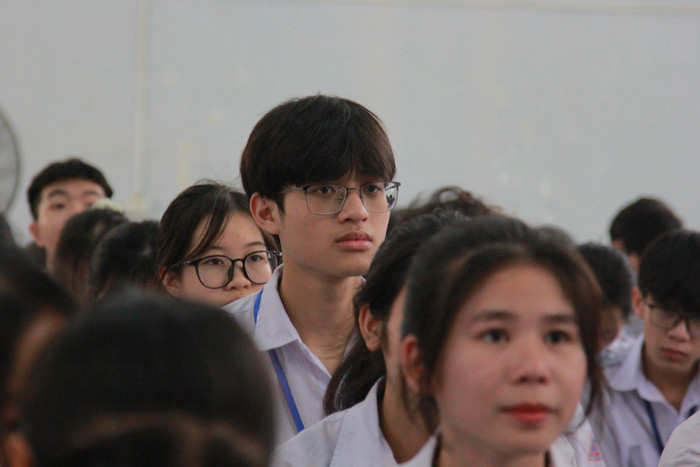 Nam sinh chăm chú theo dõi sự kiện (Ảnh: Mạnh Đoàn) Nam sinh chăm chú theo dõi sự kiện (Ảnh: Mạnh Đoàn)