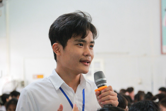 Nam sinh Nguyễn Đức Chí (lớp 12D) đã nhận được câu trả lời từ diễn giả Hoàng Anh Tú với những câu hỏi liên quan đến công nghệ thông tin. (Ảnh: Mạnh Đoàn) Nam sinh Nguyễn Đức Chí (lớp 12D) đã nhận được câu trả lời từ diễn giả Hoàng Anh Tú với những câu hỏi liên quan đến công nghệ thông tin. (Ảnh: Mạnh Đoàn)