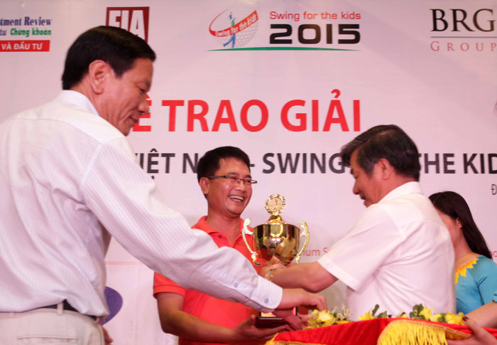 Bộ trưởng Bộ Kế hoạch và Đầu tư Bùi Quang Vinh (bên phải) - Chủ tịch giải đấu và Ts. Nguyễn Anh Tuấn (bên trái) - Tổng biên tập Báo Đầu tư, Trưởng Ban tổ chức trao giải vô địch giải đấu cho golf thủ Đỗ Xuân Hưng. Ảnh: Đức Thanh