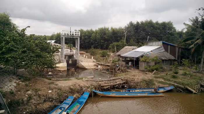 Cống Kênh 18 (xã Khánh Thuận, huyện U Minh), một trong những công trình thủy lợi gây bức xúc trong dân