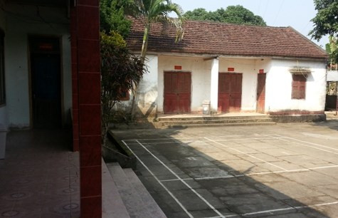 Hơn 10 giờ 30 sáng tại UBND xã Thanh Lâm, huyện Thanh Chương, Nghệ An, trụ sở vắng tanh, cửa khóa then cài. Ảnh Xuân Hòa Hơn 10 giờ 30 sáng tại UBND xã Thanh Lâm, huyện Thanh Chương, Nghệ An, trụ sở vắng tanh, cửa khóa then cài. Ảnh Xuân Hòa